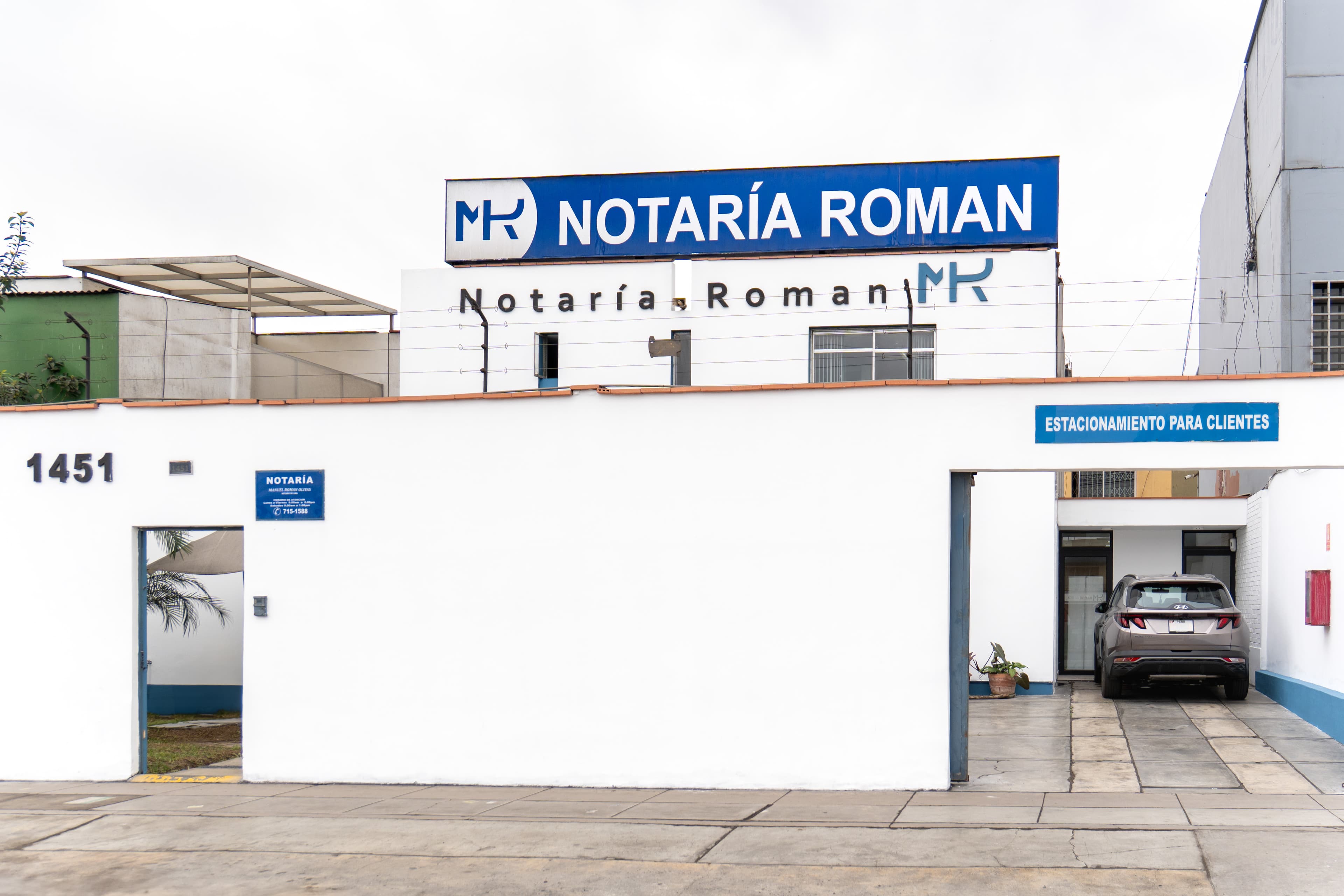 Fachada Principal Notaria Román